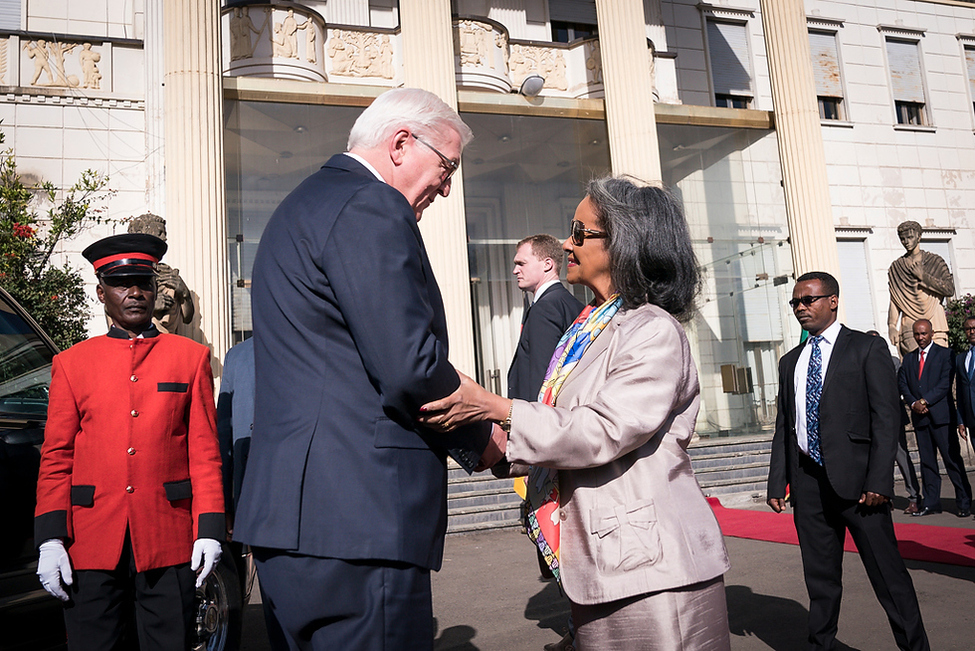 Bundespräsident Frank-Walter Steinmeier gemeinsam mit der Staatspräsidentin der Demokratischen Bundesrepublik Äthiopien, Sahle-Work Zewde, bei der Begrüßung am Nationalpalast in Addis Abeba