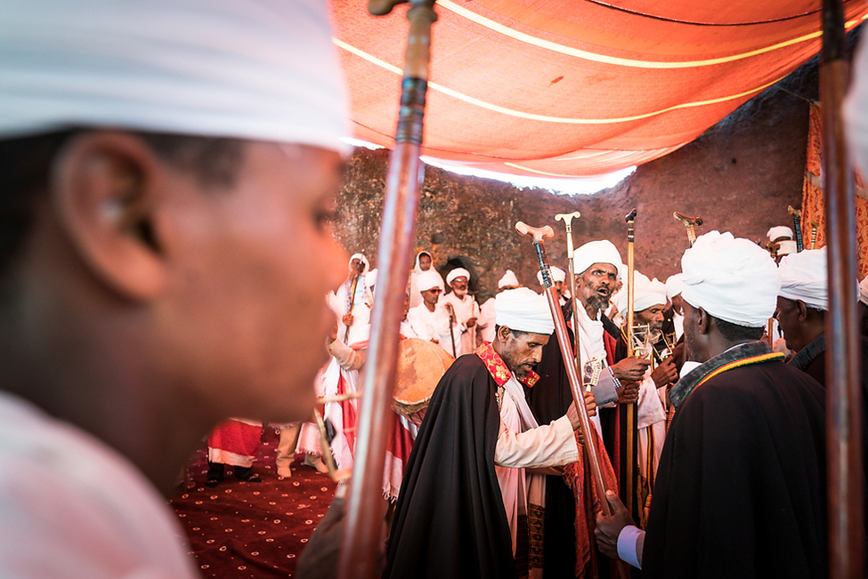 Bundespräsident Frank-Walter Steinmeier bei der Begrüßung durch Priester der äthiopisch-orthodoxen Kirche mit einem traditionellen äthiopischen Priestergesang in den Felsenkirchen in Lalibela anlässlich des Staatsbesuches in Äthiopien