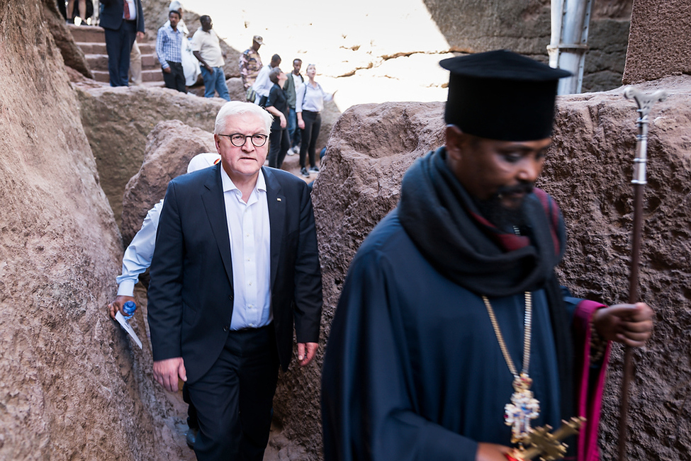 Bundespräsident Frank-Walter Steinmeier beim Gang durch die mittelalterlichen Felsenkirchen in Lalibela anlässlich des Staatsbesuches in Äthiopien