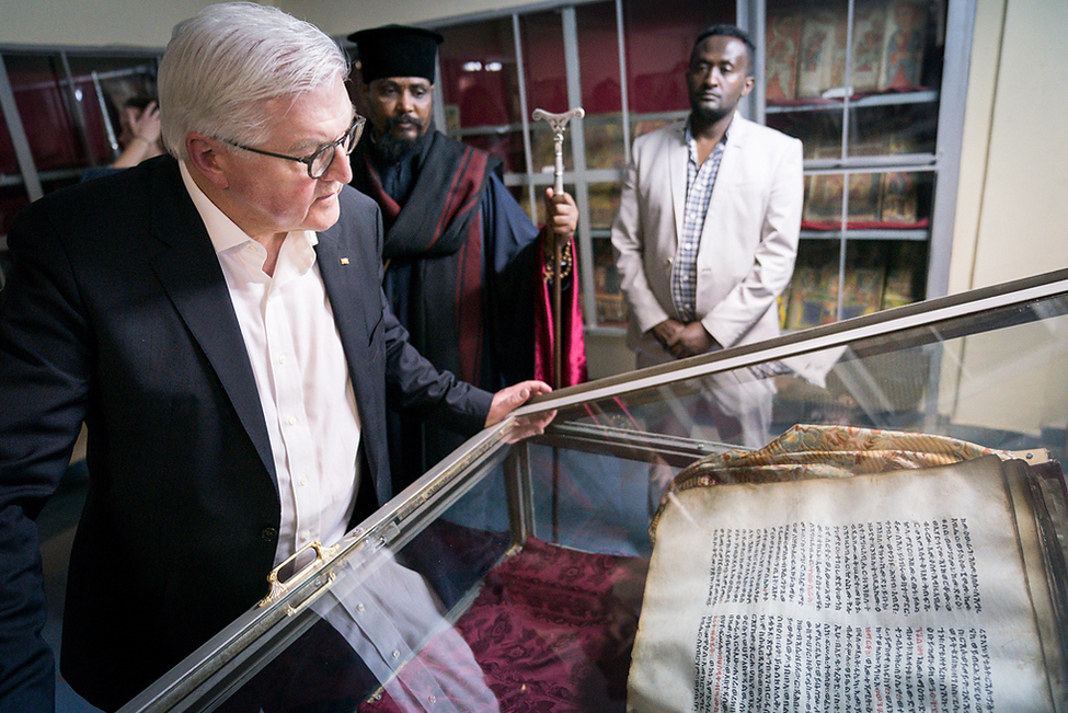 Bundespräsident Frank-Walter Steinmeier beim Rundgang durch das Religionsmuseums in Lalibela anlässlich des Staatsbesuches in Äthiopien