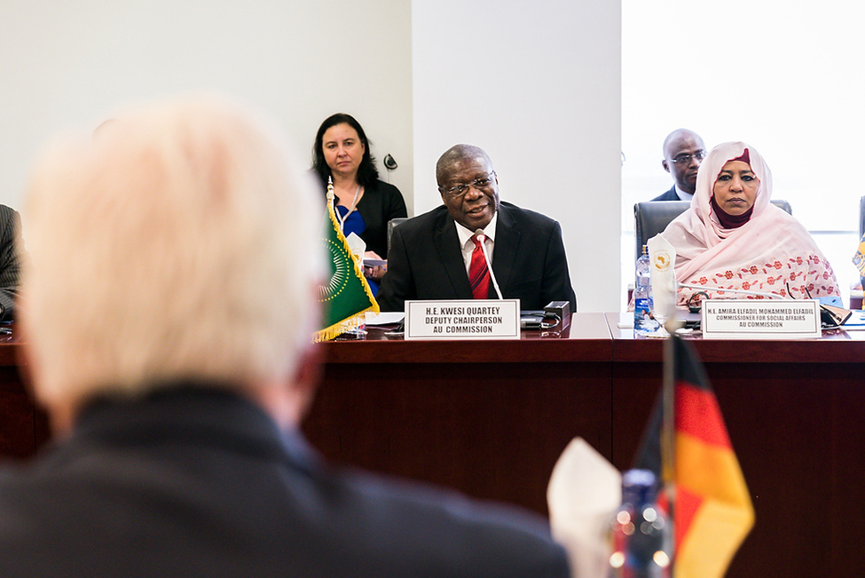 Bundespräsident Frank-Walter Steinmeier beim Gespräch mit Vertreterinnen und Vertretern der Afrikanischen Union in Addis Adeba anlässlich des Staatsbesuches in der Demokratischen Bundesrepublik Äthiopien