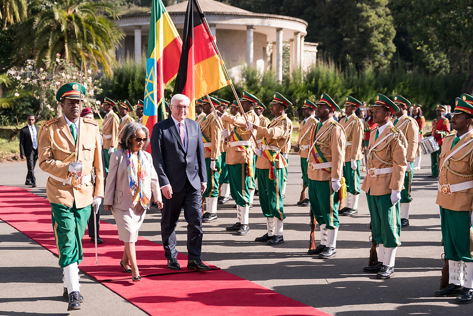 Bundespräsident Frank-Walter Steinmeier gemeinsam mit der Staatspräsidentin der Demokratischen Bundesrepublik Äthiopien, Sahle-Work Zewde, bei der Begrüßung mit militärischen Ehren am Nationalpalast in Addis Abeba