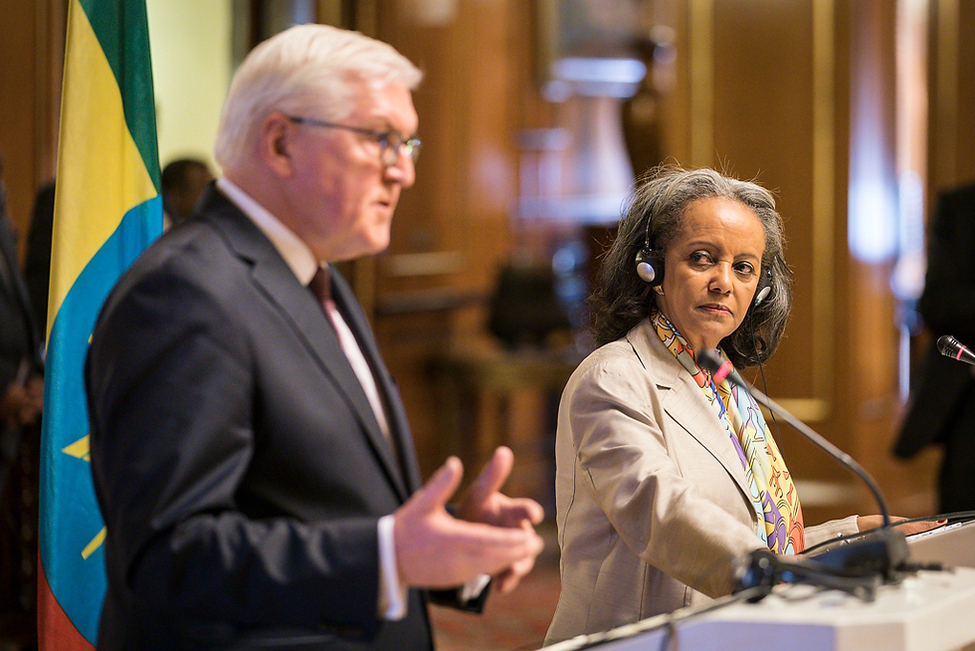 Bundespräsident Frank-Walter Steinmeier gemeinsam mit der Staatspräsidentin der Demokratischen Bundesrepublik Äthiopien, Sahle-Work Zewde, bei einer Pressebegegnung im Nationalpalast in Addis Abeba