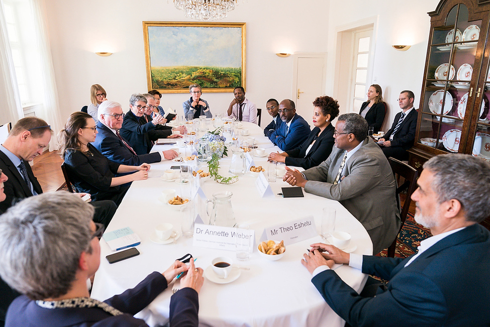 Bundespräsident Frank-Walter Steinmeier bei einem Gespräch mit Persönlichkeiten des politischen Wandels zum Stand des Reformprozesses in Äthiopien in der deutschen Botschaft in Addis Abeba