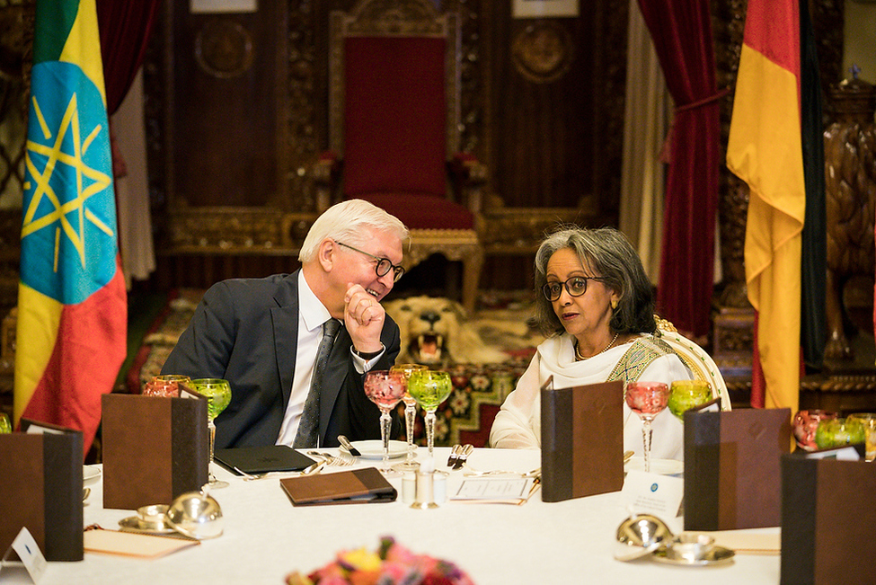 Bundespräsident Frank-Walter Steinmeier beim Staatsbankett in der Demokratischen Bundesrepublik Äthiopien im Gespräch mit der Staatspräsidentin Sahle-Work Zewde in Addis Abeba