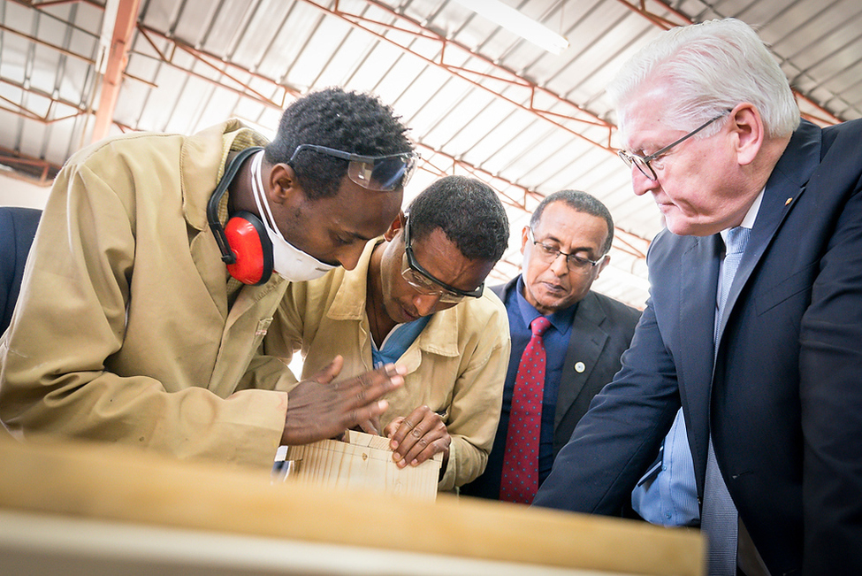 Bundespräsident Frank-Walter Steinmeier beim Rundgang durch die Lern- und Werkstätten für Kraftfahrzeugtechnik und Holzverarbeitung des Federal Technical and Vocational Education and Training Institute anlässlich des Staatsbesuches in Äthiopien