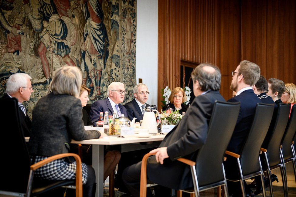 Bundespräsident Frank-Walter Steinmeier im Gespräch mit Oberbürgermeister Frank Meyer, ehrenamtlichen Bürgermeisterinnen und Spitzen der Ratsgruppen der Stadt Krefeld im Krefelder Rathaus