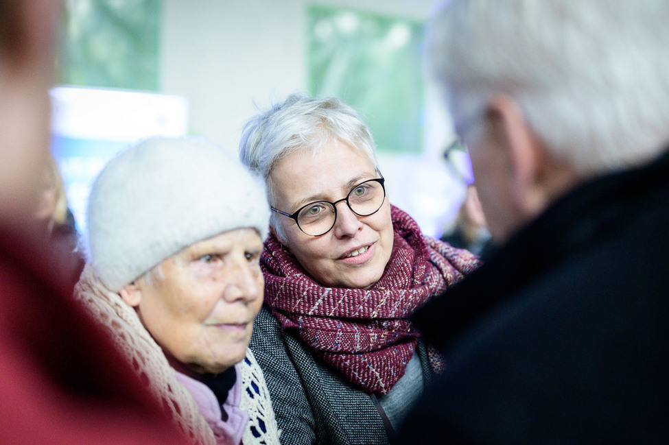 Bundespräsident Frank-Walter Steinmeier bei der Begegnung mit Bürgerinnen beim Werkstatt-Tag "Demokratie im Quartier" in Krefeld auf Einladung der Landeszentrale für politische Bildung Nordrhein-Westfalen