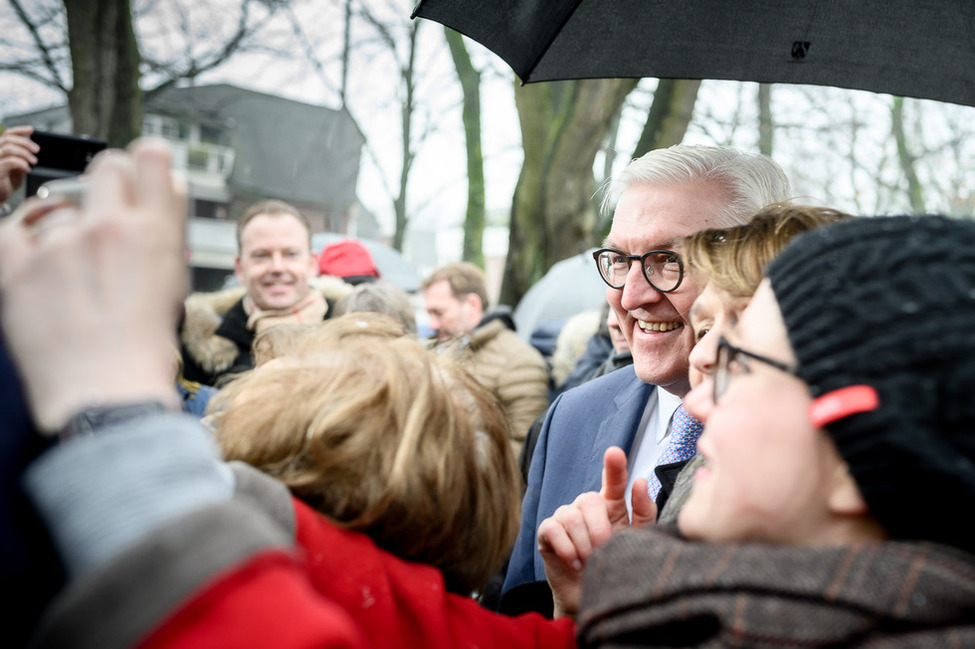 Bundespräsident Frank-Walter Steinmeier bei der Begegnung mit Bürgerinnen und Bürgern in Krefeld anlässlich der Projektreihe "Demokratie ganz nah - Ideen für ein gelebtes Grundgesetz"