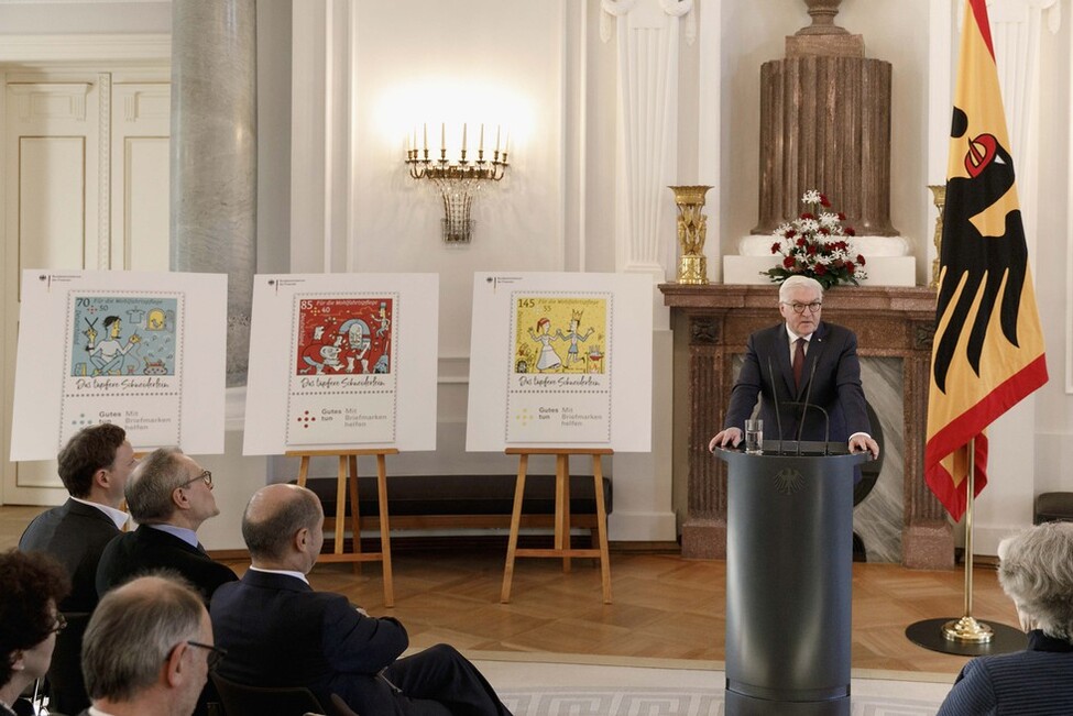 Bundespräsident Frank-Walter Steinmeier bei der Übergabe der Wohlfahrtsmarken 2019 in Anwesenheit des Bundesministers für Finanzen, Olaf Scholz, im Langhanssaal von Schloss Bellevue