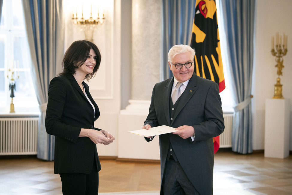 Bundespräsident Frank-Walter Steinmeier bei der Übergabe des Beglaubigungsschreibens der Botschafterin Montenegros, Vera Kulis, im Langhanssaal in Schloss Bellevue