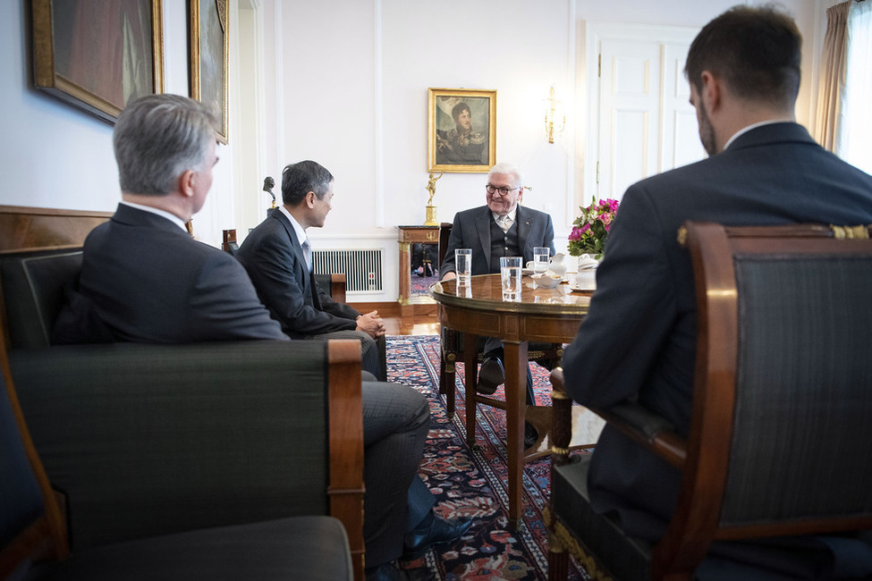 Bundespräsident Frank-Walter Steinmeier im Gespräch mit dem neuen Botschafter der Sozialistischen Republik Vietnam, Nguyen Minh Vu, im Salon Ferdinand von Schloss Bellevue