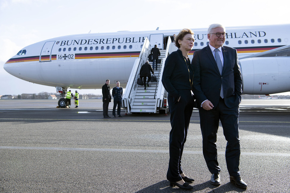 Bundespräsident Frank-Walter Steinmeier und Elke Büdenbender bei der Abreise in die Republik Kolumbien am Flughafen Berlin-Tegel