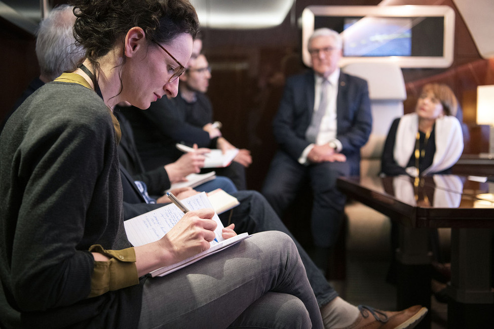 Bundespräsident Frank-Walter Steinmeier und Elke Büdenbender im Flugzeug im Gespräch mit Journalisten auf dem Weg in die Republik Kolumbien 