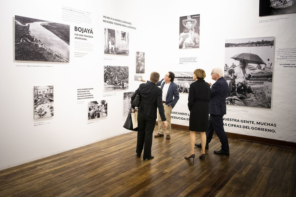 Bundespräsident Frank-Walter Steinmeierund Elke Büdenbender beim Besuch der Fotoausstellung "El Testigo - 1992-2018" des Fotografen Jesús Abad zum Thema "Erinnerungen an den bewaffneten Konflikt in Kolumbien" in Bogotá