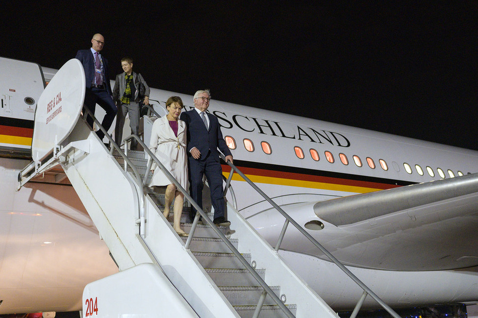 Bundespräsident Frank-Walter Steinmeier und Elke Büdenbender bei der Ankunft am Internationalen Flughafen von Cartagena 