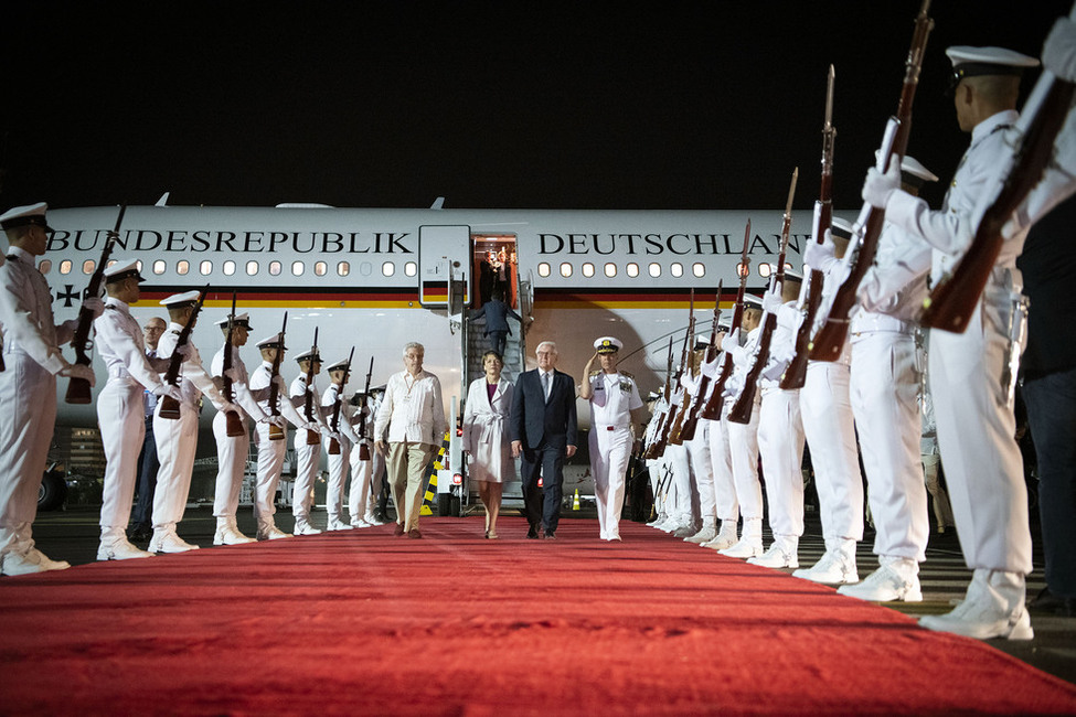 Bundespräsident Frank-Walter Steinmeier und Elke Büdenbender werden bei der Ankunft am Internationalen Flughafen von Cartagena mit einem Ehrenspalier begrüßt