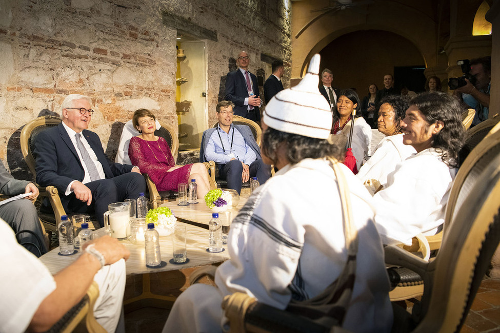 Bundespräsident Frank-Walter Steinmeier und Elke Büdenbender im Gespräch mit Vertretern der indigenen Gemeinschaft der Kogi 