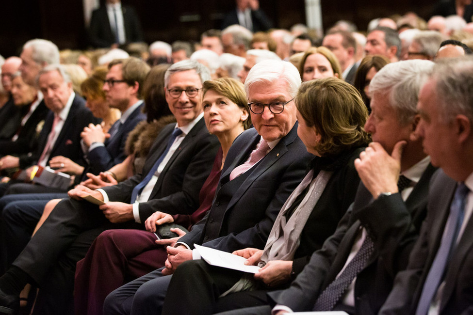 Bundespräsident Frank-Walter Steinmeier und Elke Büdenbender in der ersten Reihe vor Beginn des Benefizkonzerts des Bundespräsidenten im Konzerthaus Glocke in Bremen