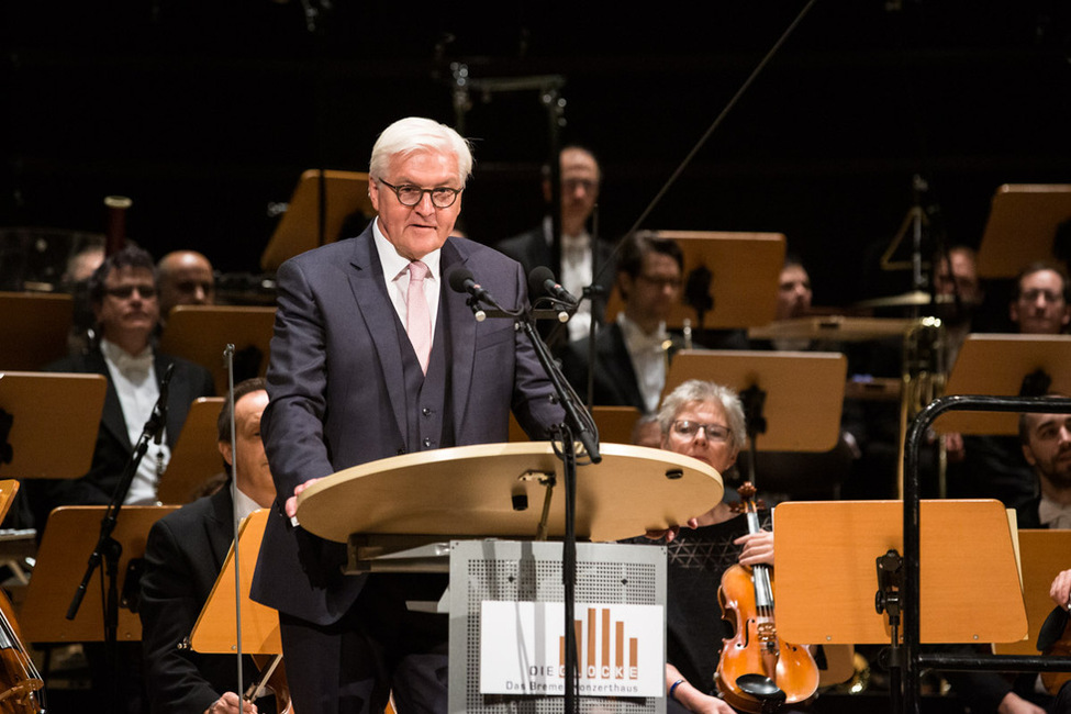 Bundespräsident Frank-Walter Steinmeier hält eine Ansprach vor Beginn des Benefizkonzerts des Bundespräsidenten im Konzerthaus Glocke in Bremen