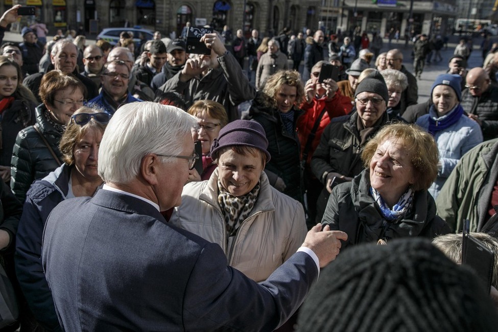 Bundespräsident Frank-Walter Steinmeier bei der Begegnung mit Bürgerinnen und Bürgern in Halle-Neustadt.