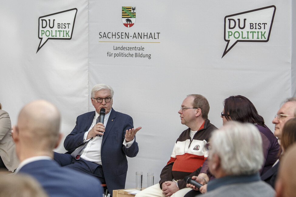 Bundespräsident Frank-Walter Steinmeier während Diskussion mit Bürgerinnen und Bürgern zum Thema "Lassen Sie uns reden! Wie gelingt der Dialog zwischen Politik und Bürgern?".