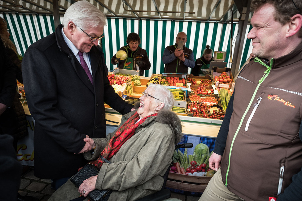 Bundespräsident Frank-Walter Steinmeier bei einer Begegnung mit einer Bürgerin auf dem Wochenmarkt in Neumünster.