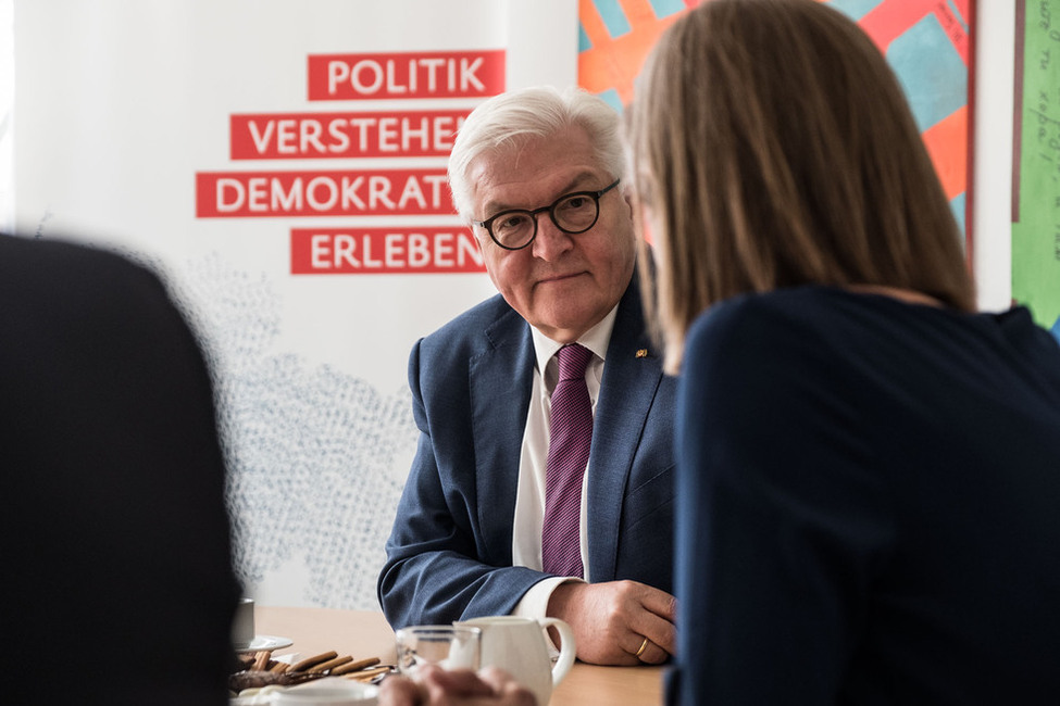 Bundespräsident Frank-Walter Steinmeier beim Fachgespräch zum Thema "Grundgesetz und Integration – Neue Ansätze der politischen Bildung" im Bildungszentrum Vicelinviertel in Neumünster.