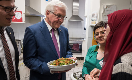 Bundespräsident Frank-Walter Steinmeier beim Besuch des Integrationskurses "New Ways for Newcomers" im Bildungszentrum Vicelinviertel in Neumünster.