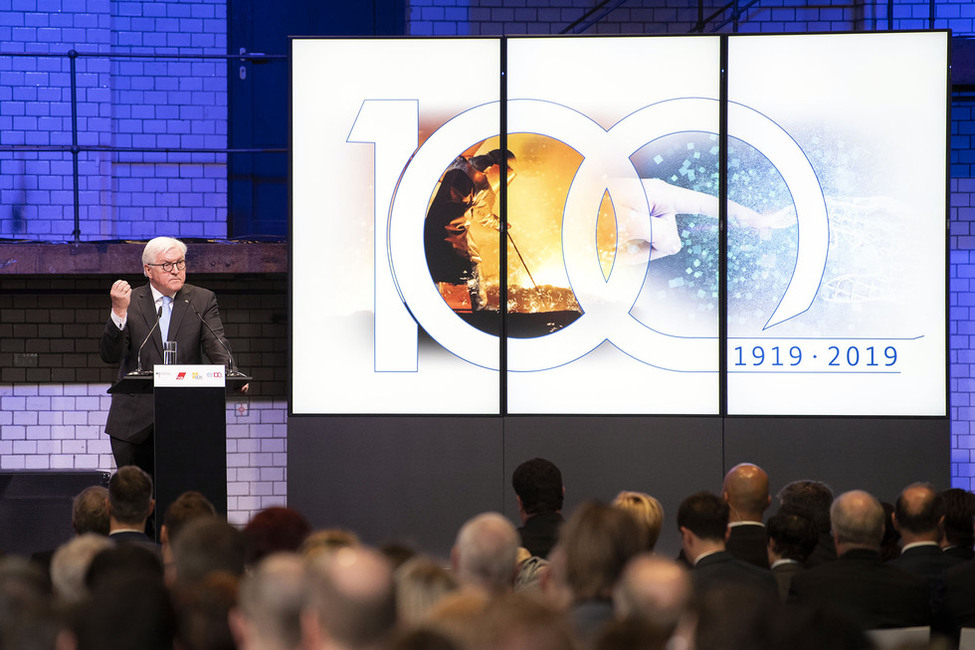 Bundespräsident Frank-Walter Steinmeier hält eine Ansprache beim Festakt zum 100-jährigen Bestehen der Internationalen Arbeitsorganisation ILO im ewerk in Berlin
