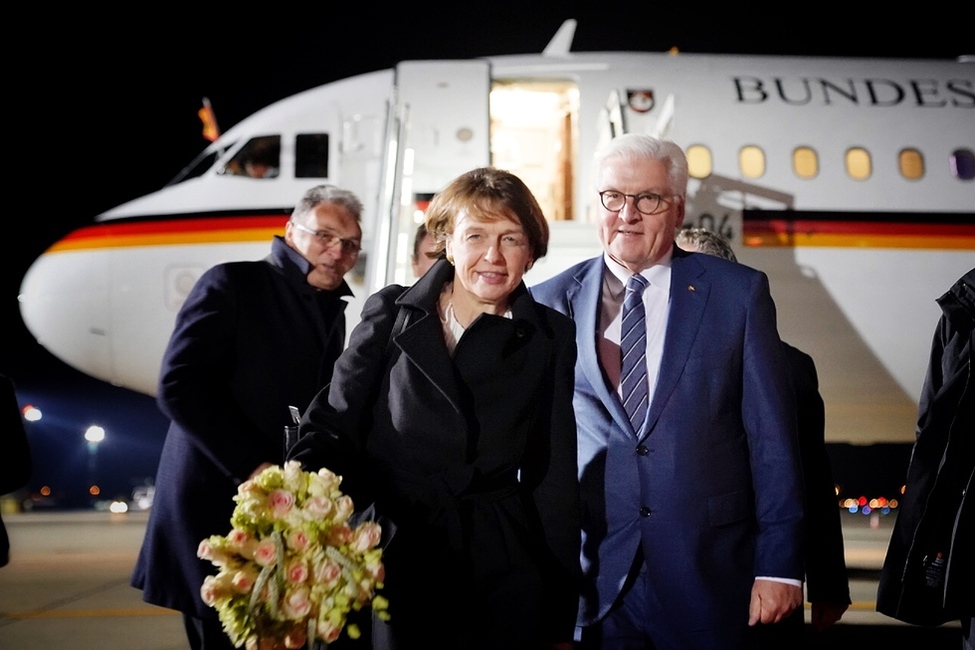 Bundespräsident Frank-Walter Steinmeier und Elke Büdenbender bei der Ankunft am Flughafen in der kroatischen Hauptstadt Zagreb