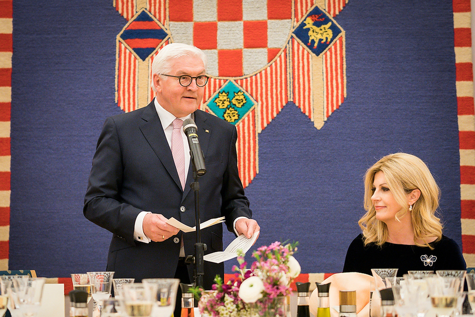 Bundespräsident Frank-Walter Steinmeier hält eine Ansprache während eines Abendessens, gegeben von der Präsidentin der Republik Kroatien, Kolinda Grabar-Kitarović, in Zagreb