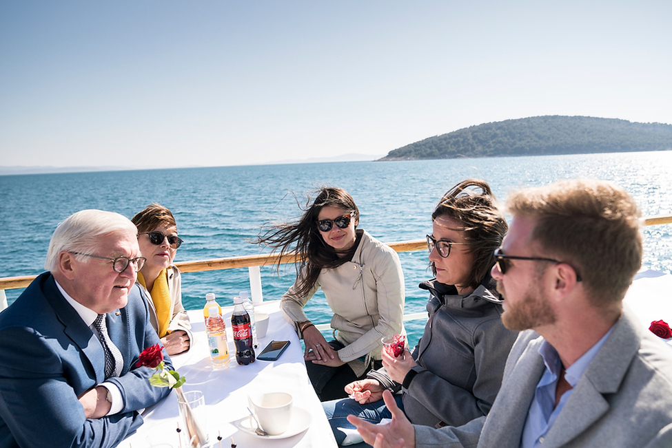 Bundespräsident Frank-Walter Steinmeier und Elke Büdenbender beim Gespräch mit Vertreterinnen und Vertretern der Organisation "Pokret Otoka" bei einer Bootsrundfahrt vor Split