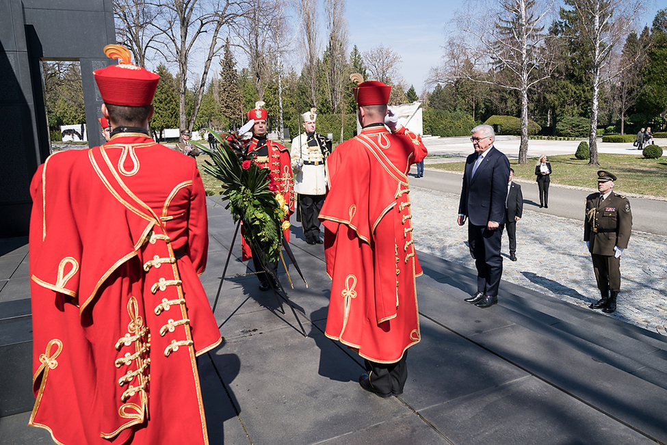 Bundespräsident Frank-Walter Steinmeier bei der Kranzniederlegung am Mahnmal "Die Stimme des kroatischen Opfers - Mauer des Schmerzes" auf dem Zentralfriedhof Mirogoj in Zagreb, Kroatien.