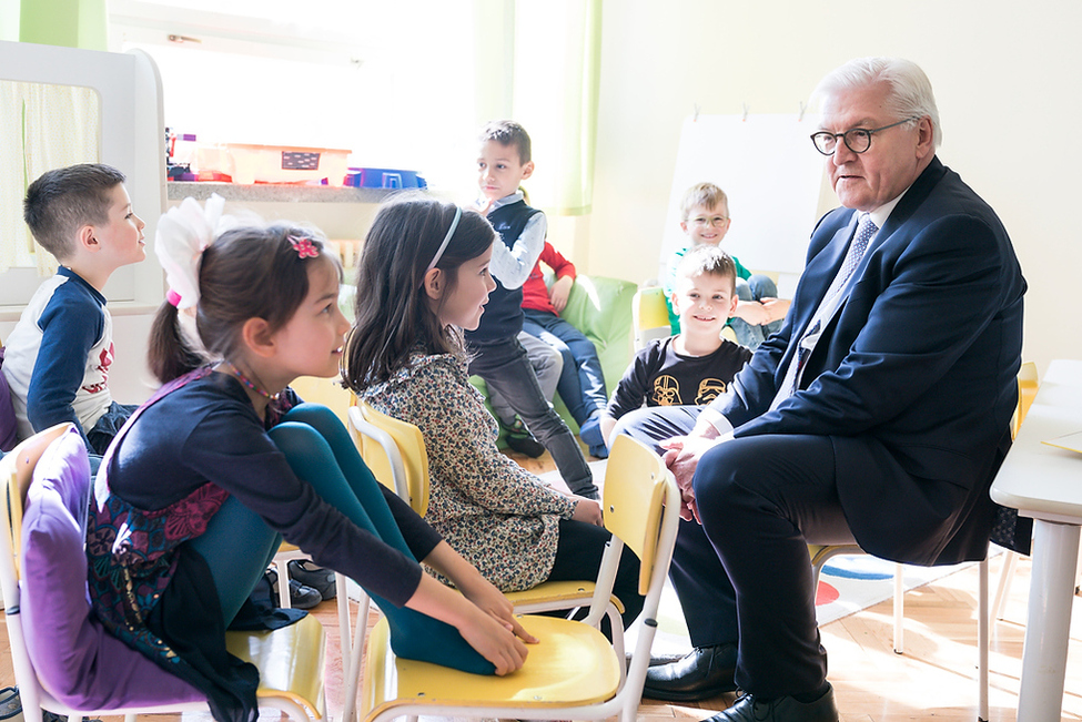 Bundespräsident Frank-Walter Steinmeier bei der Begegnung mit Schülerinnen und Schülern des Eurocampus in Zagreb, Kroatien.