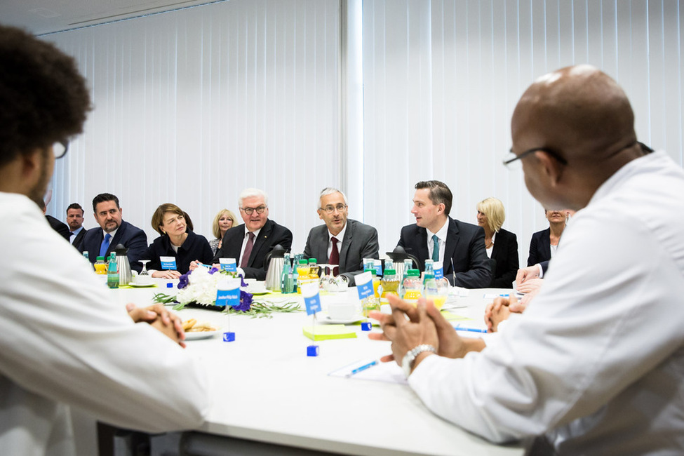 Der Bundespräsident und Elke Büdenbender im Gespräch mit Vertretern des Kollegiums des Universitätsklinikums Leipzig zum Thema "Zusammenarbeit in einem multikulturellen Arbeitsumfeld"