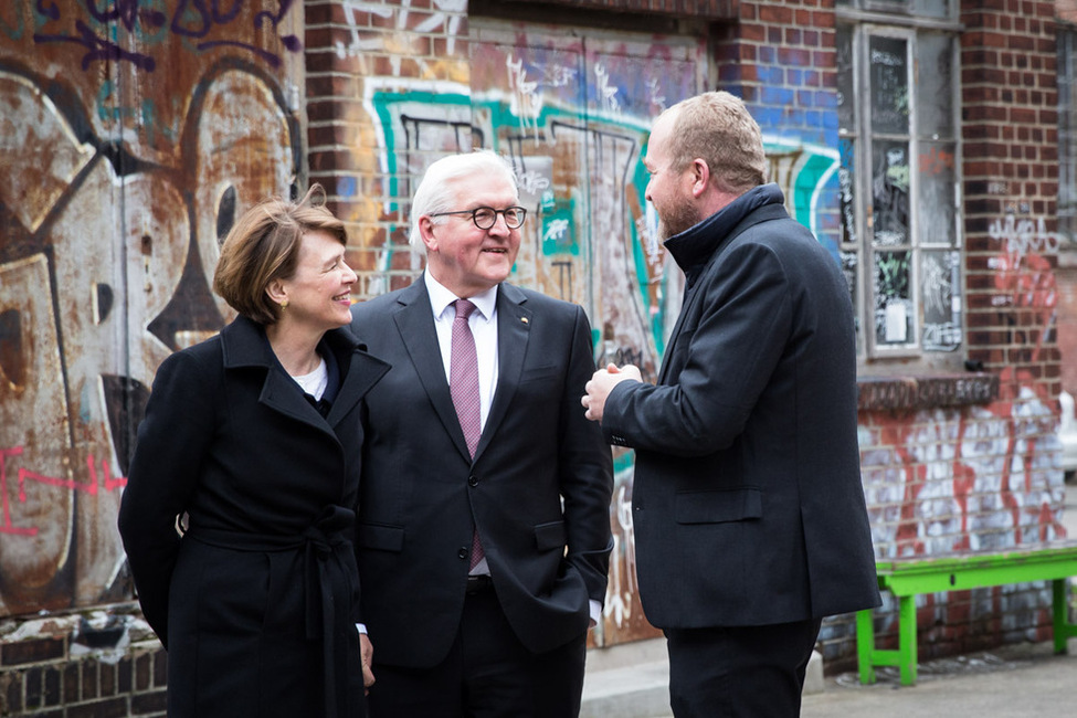 Bundespräsident Frank-Walter Steinmeier und Elke Büdenbender beim Rundgang über das Gelände der Baumwollspinnerei in Leipzig.