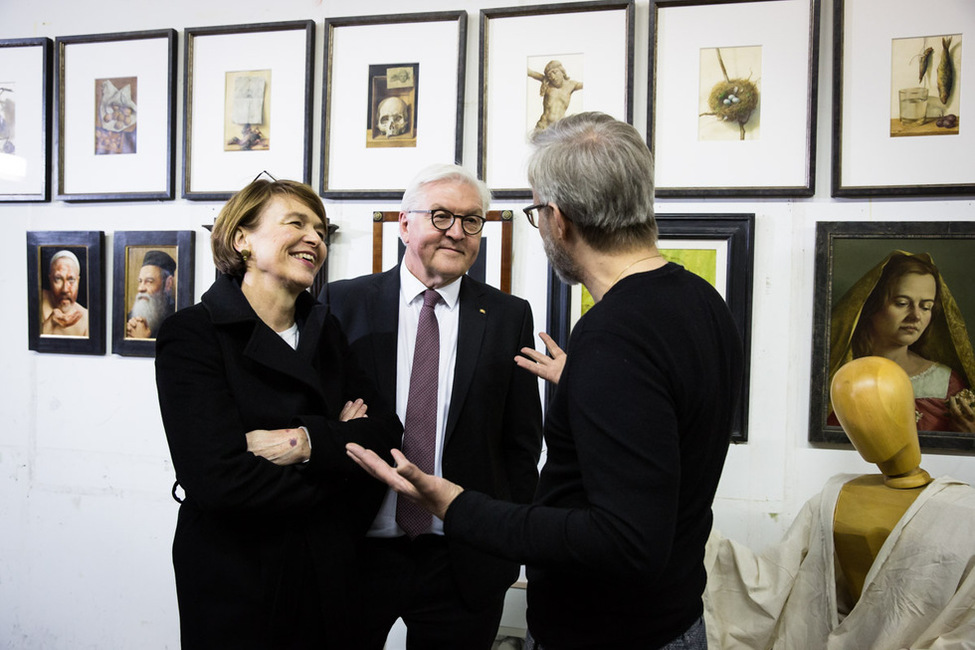 Bundespräsident Frank-Walter Steinmeier und Elke Büdenbender im Gespräch mit dem Künstler Michael Triegel in seinem Atelier in der Baumwollspinnerei in Leipzig.