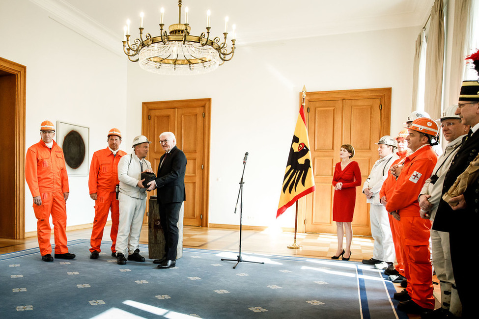 Bundespräsident Frank-Walter Steinmeier und Elke Büdenbender bei der Übergabe des letzten in Deutschland geförderten Stücks Steinkohle durch die Bergleute von Prosper-Haniel in der Galerie von Schloss Bellevue