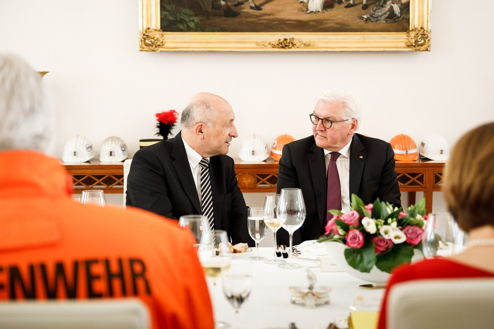 Bundespräsident Frank-Walter Steinmeier im Gespräch während des Mittagessens mit Mitarbeitern der Grubenwehr nach der Übergabe des letzten in Deutschland geförderten Stücks Steinkohle in Schloss Bellevue