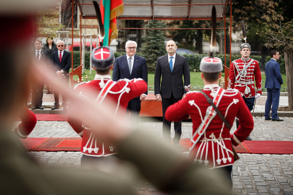 Bundespräsident Frank-Walter Steinmeier wird in Sofia durch den Präsidenten der Republik Bulgarien mit militärischen Ehren begrüßt.