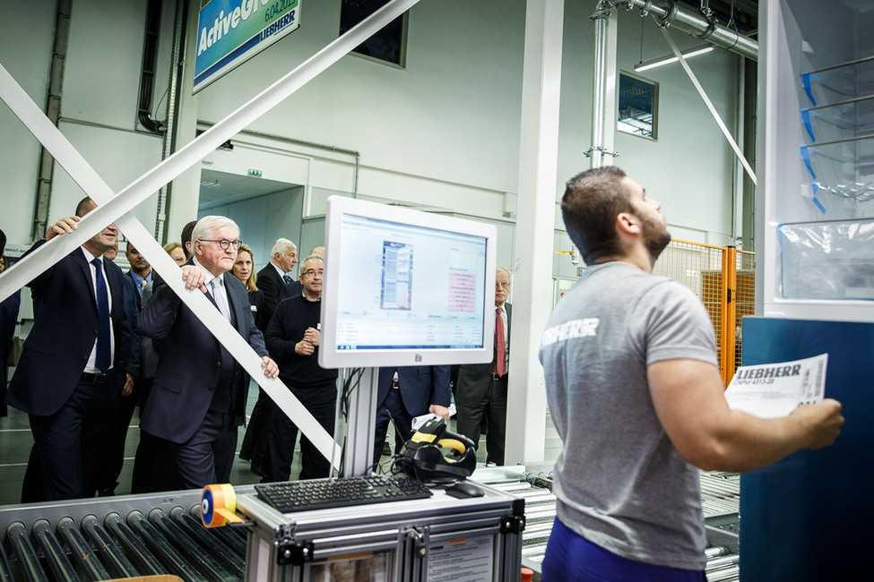 Bundespräsident Frank-Walter Steinmeier bei einem Rundgang durch das Werk der Firma Liebherr in Plovdiv während seiner Bulgarien-Reise