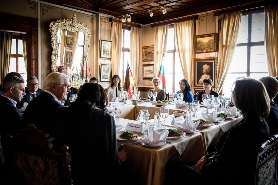 Bundespräsident Frank-Walter Steinmeier bei einem Mittagessen mit Künstlerinnen, Künstlern und Kulturschaffenden im Restaurant Phillipopolis in Plovdiv