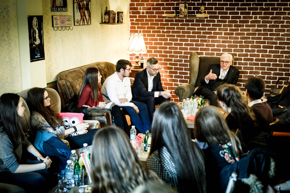 Bundespräsident Frank-Walter Steinmeier im Gespräch mit jungen Bulgarinnen und Bulgaren in einem Café in Plovdiv