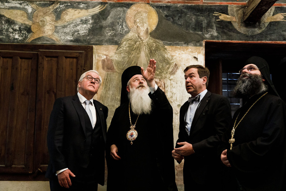 Bundespräsident Frank-Walter Steinmeier bei einem Besuch im Kloster Bachkovo in Begleitung von Pater Samuil, dem Abt des Klosters, in Plovdiv