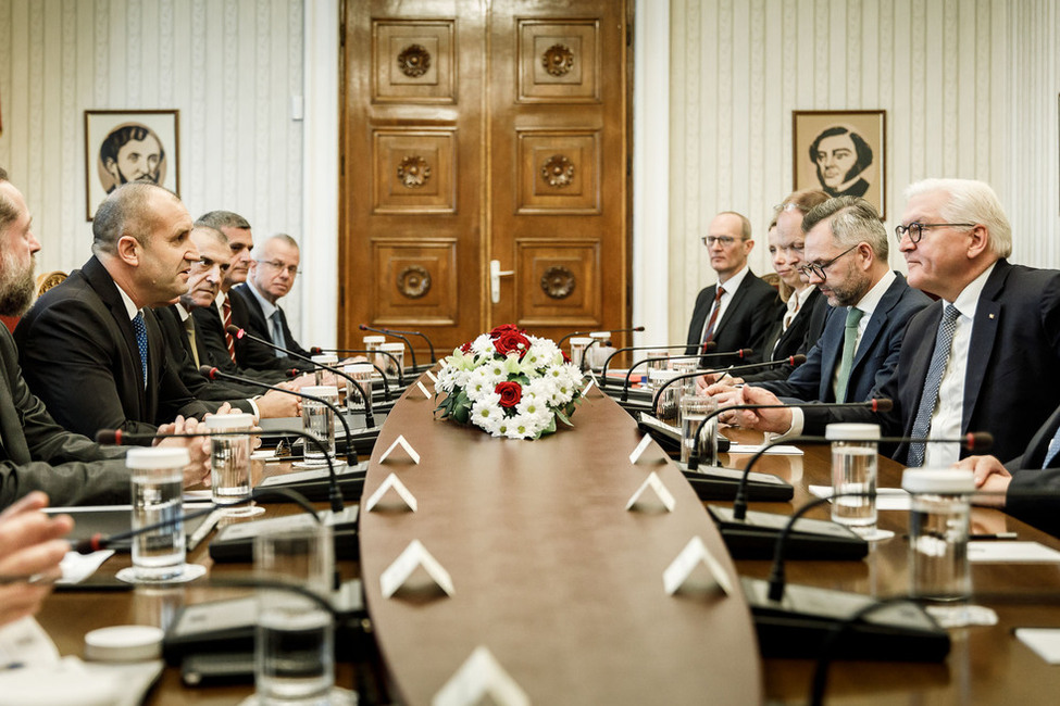 Bundespräsident Frank-Walter Steinmeier im Gespräch mit dem Präsidenten der Republik Bulgarien, Rumen Radev, im erweiterten Kreis in Sofia