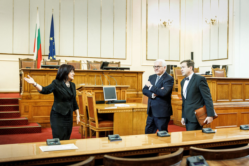 Bundespräsident Frank-Walter Steinmeier beim Gang durch den Plenarsaal mit der Präsidentin der Volksversammlung der Republik Bulgarien, Tsetska Karajantcheva