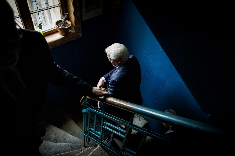 Bundespräsident Frank-Walter Steinmeier beim Gang durch das Treppenhaus des Cafés "Made in Blue" vor dem Gespräch mit bulgarischen Intellektuellen in Sofia, Bulgarien.