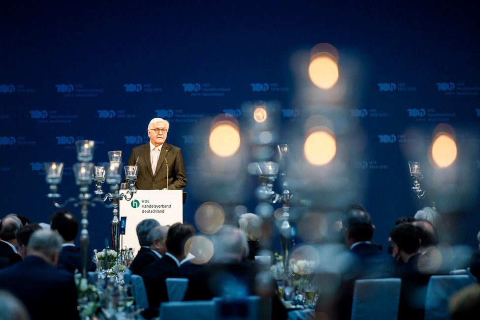 Bundespräsident Frank-Walter Steinmeier hält eine Ansprache bei der Festveranstaltung "100 Jahre Handelsverband Deutschland" im Deutschen Historischen Museum in Berlin.