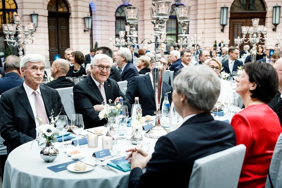 Bundespräsident Frank-Walter Steinmeier im Gespräch bei der Festveranstaltung "100 Jahre Handelsverband Deutschland" im Deutschen Historischen Museum in Berlin.